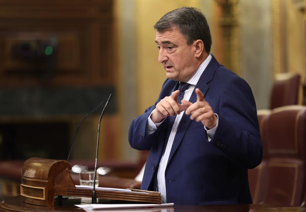 El portavoz del PNV, Aitor Esteban, en la tribuna del Congreso.