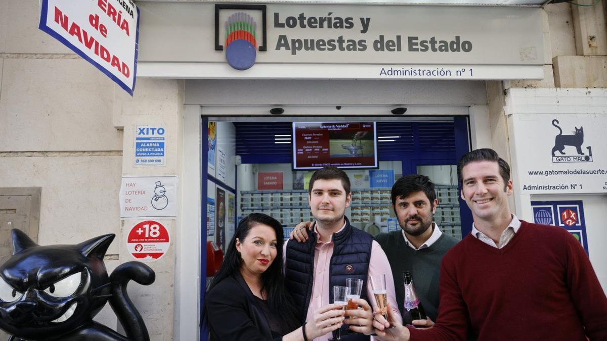 La administración cartagenera Gato Malo de la Suerte celebra haber vendido tres décimos del tercer premio