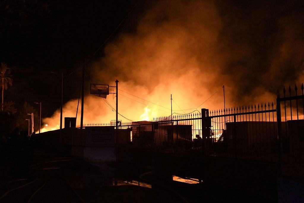 Estas son las imágenes que el aparatoso incendio de Puente Tocinos ha dejado este sábado