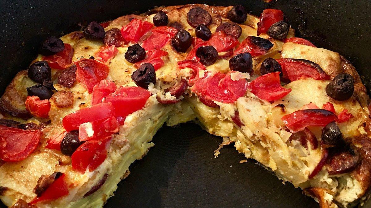 Tortilla de patatas de una mujer australiana, con 10 huevos, 2 patatas, una cebolla, un chorizo, dos tomates y un puñado de aceitunas