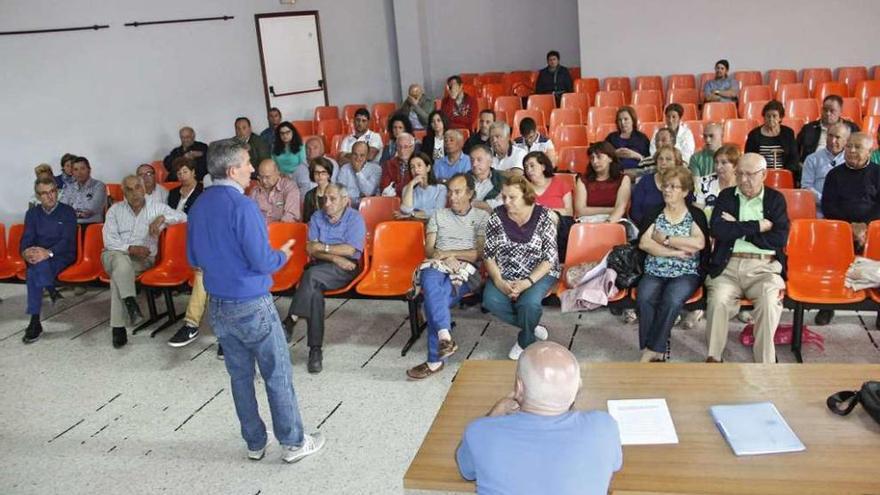 Un momento de la asamblea de afectados, celebrada en la Casa do Pobo de Beluso. // Santos Álvarez