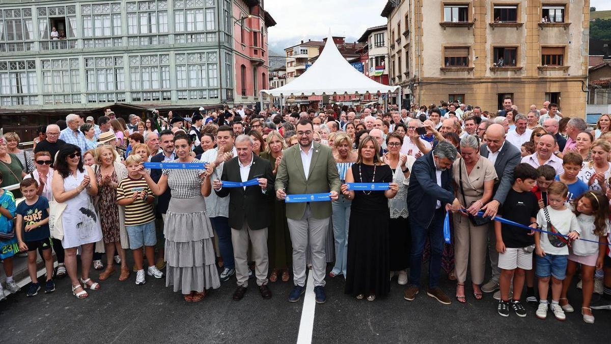 Adrián Barbón, Gimena Llamedo, Alejandro Calvo, Emilio García y Marifé Gómez tras cortar la cinta inaugural del puente.