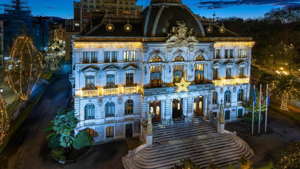 La Junta General del Principado, iluminada por Navidad.