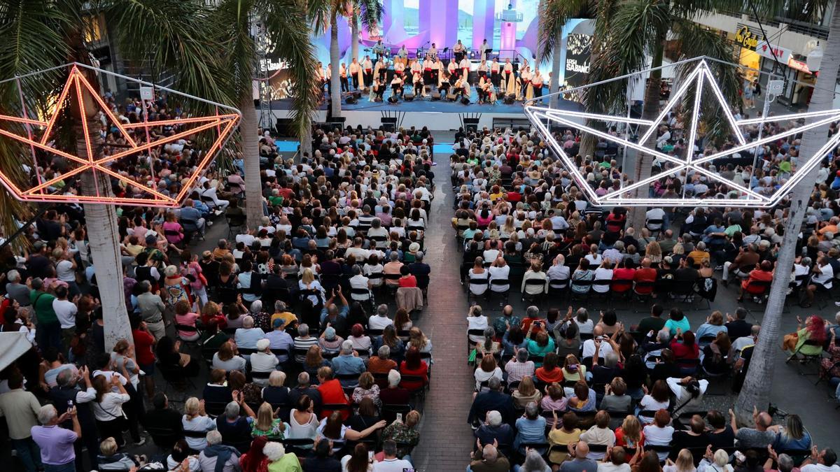 El ya tradicional concierto de Los Sabandeños en la plaza de La Candelaria puso el broche de oro a las Fiestas Patronales en el Día de Canarias.