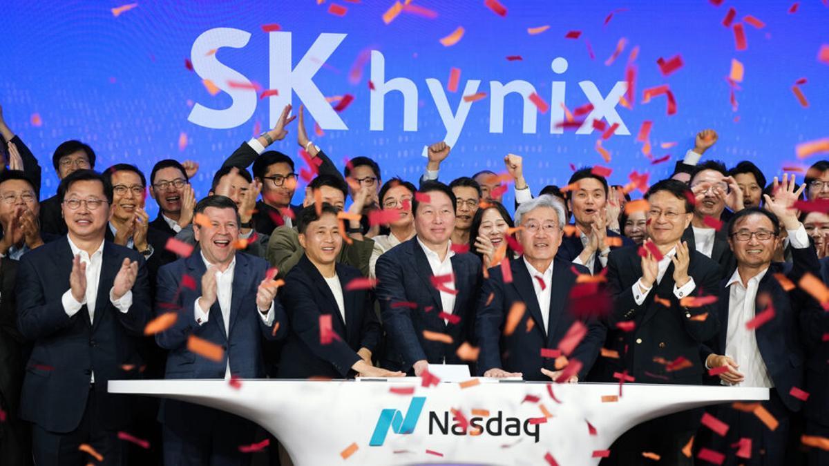 El presidente de SK Group, Chey Tae-won; el consejero delegado de SK hynix, Kwak Noh-Jung; y el presidente del consejo de administración y consejero independiente de SK hynix, Ko Seung-beom, hacen sonar la campana durante el acto de apertura celebrado en el Nasdaq MarketSite de Nueva York para anunciar el inicio de la cotización de los ADR de la compañía, a las 9.30 horas del día 10 de julio.