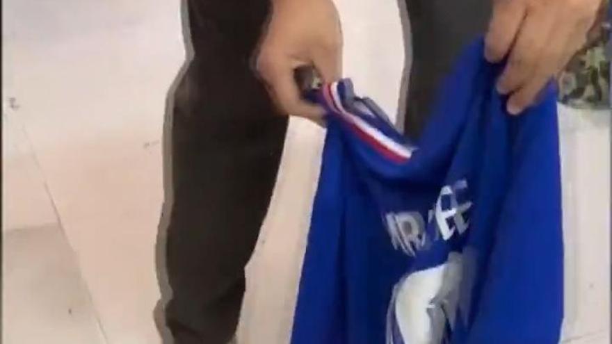 Vídeos en redes muestran a aficionados chinos quemando camisetas de Mbappé