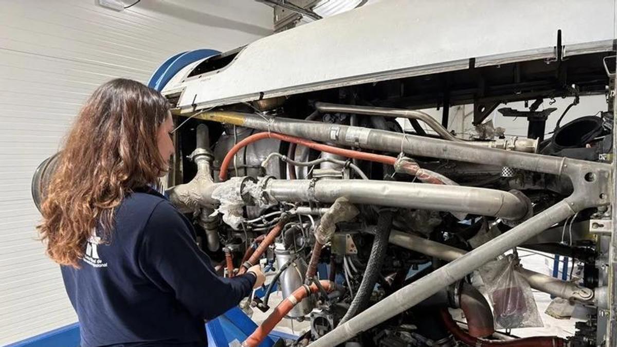 Una estudiante de una titulación técnica de Formación Profesional.
