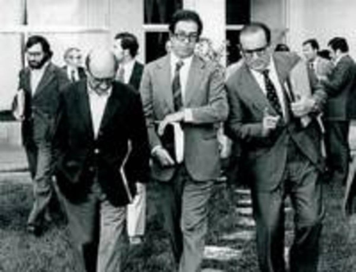 Narcís Serra, Joan Sardà Dexeus, Luis González Seara i Enrique Fuentes Quintana Narcís Serra, Joan Sardà Dexeus, Luis González Seara i Enrique Fuentes Quintana