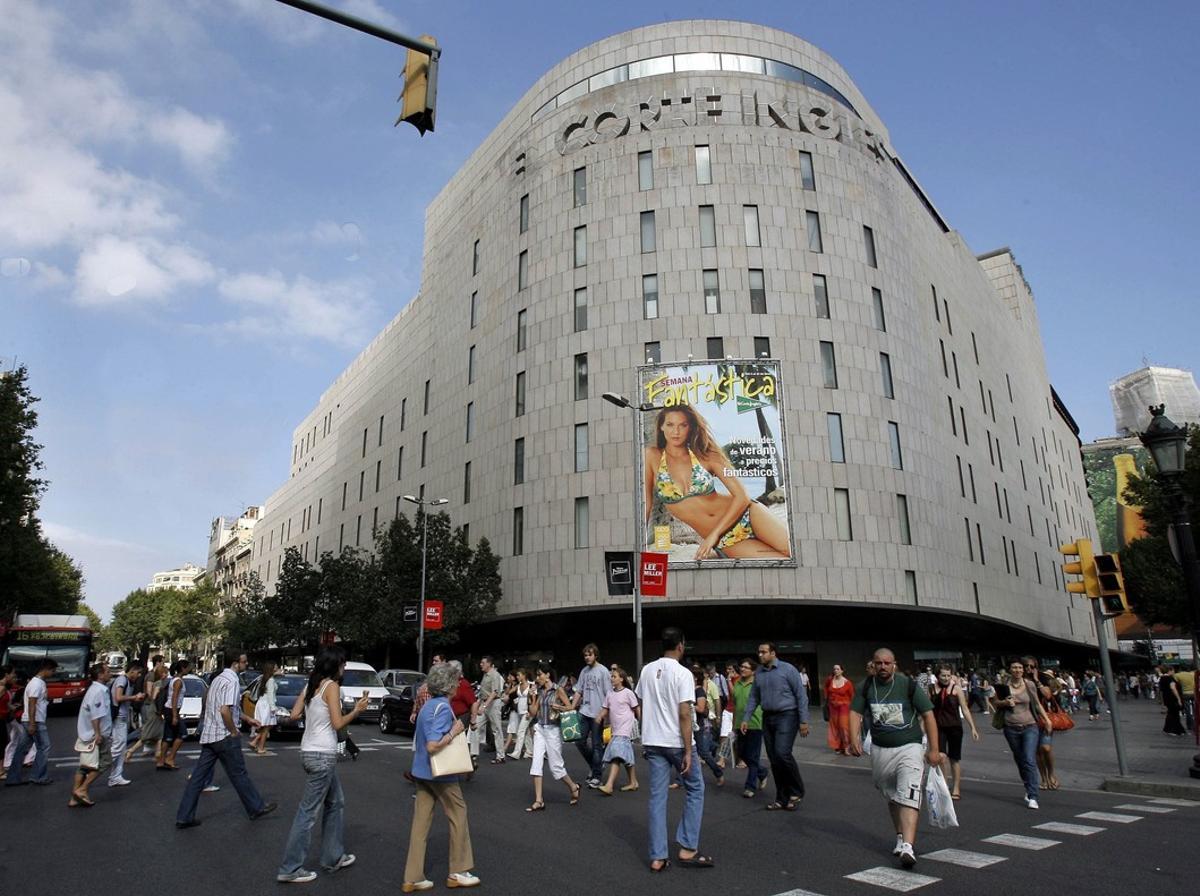 B14  BARCELONA  24 06 207 - El Corte Ingles planea ampliar su centro de plaza de Cataluna en Barcelona con dos edificios anexos en la calle Fontanella  lo que le permitiria disponer de 5 000 metros cuadrados mas de exposicion al publico  segun han informado a Efe fuentes del sector inmobiliario  EFE Julian Martin