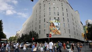 B14  BARCELONA  24 06 207 - El Corte Ingles planea ampliar su centro de plaza de Cataluna en Barcelona con dos edificios anexos en la calle Fontanella  lo que le permitiria disponer de 5 000 metros cuadrados mas de exposicion al publico  segun han informado a Efe fuentes del sector inmobiliario  EFE Julian Martin