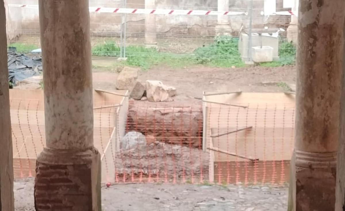 Zona excavada en el convento de las Freylas, donde han aparecido restos arqueológicos durante los trabajos previos a la instalación de la grúa.