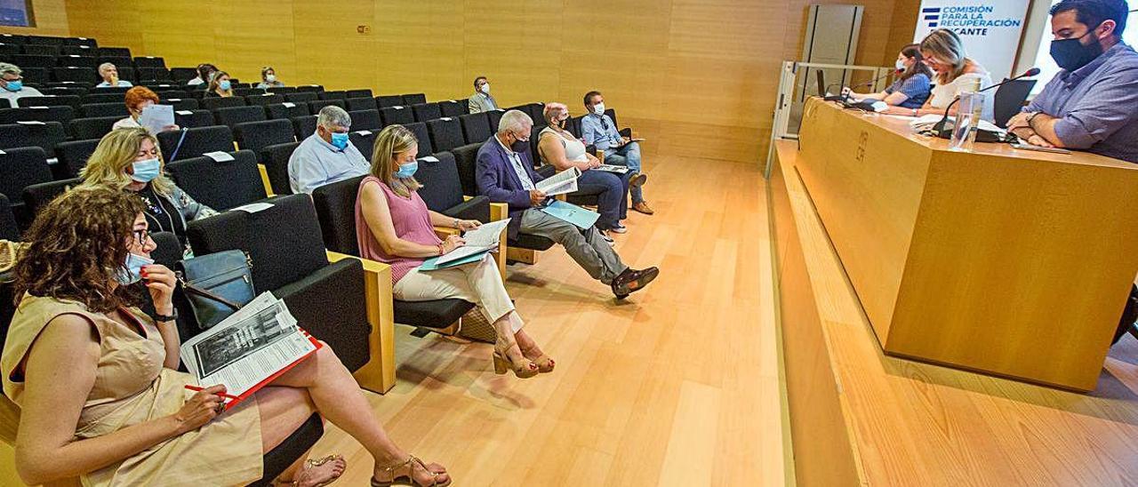 La última sesión de la subcomisión turística se celebró en el salón de actos del MACA.