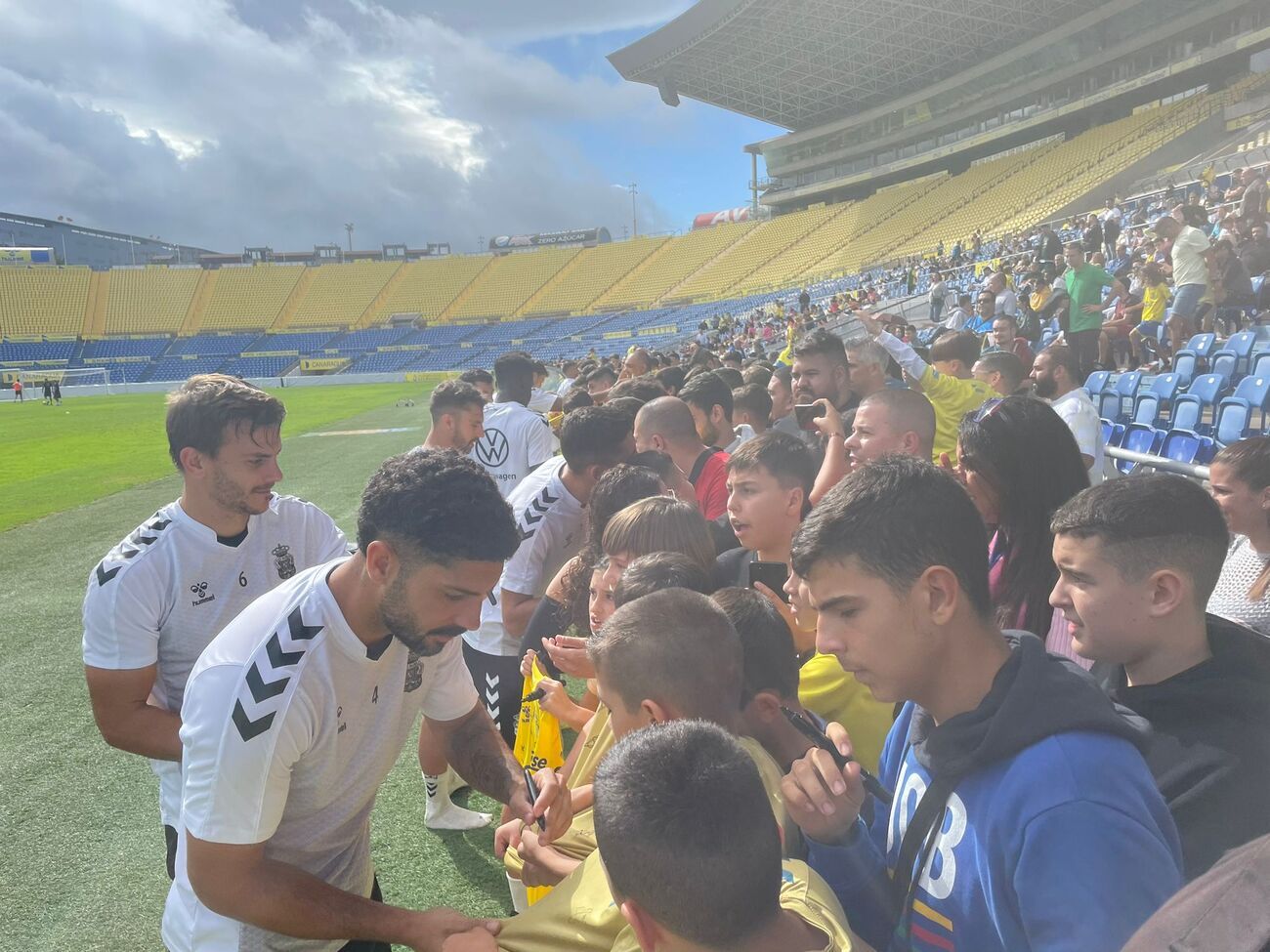 Los aficionados presencian el entrenamiento de la UD Las Palmas