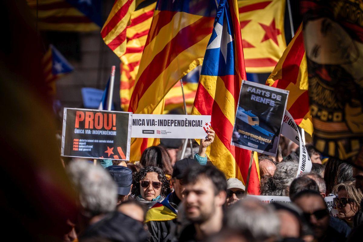 Los partidos y entidades independentistas arremeten contra el Govern y el Estado por Rodalies