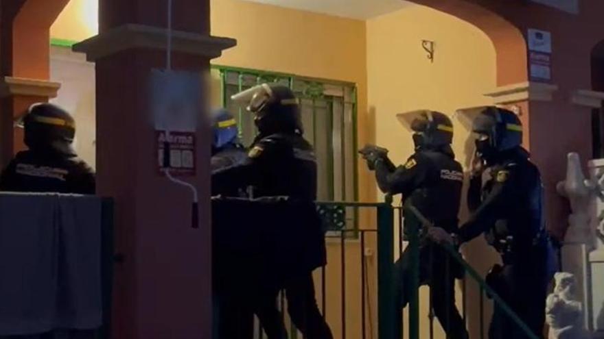 Cae una banda en Torrevieja que robaba en casas de todo el país con la técnica del hilo de pegamento