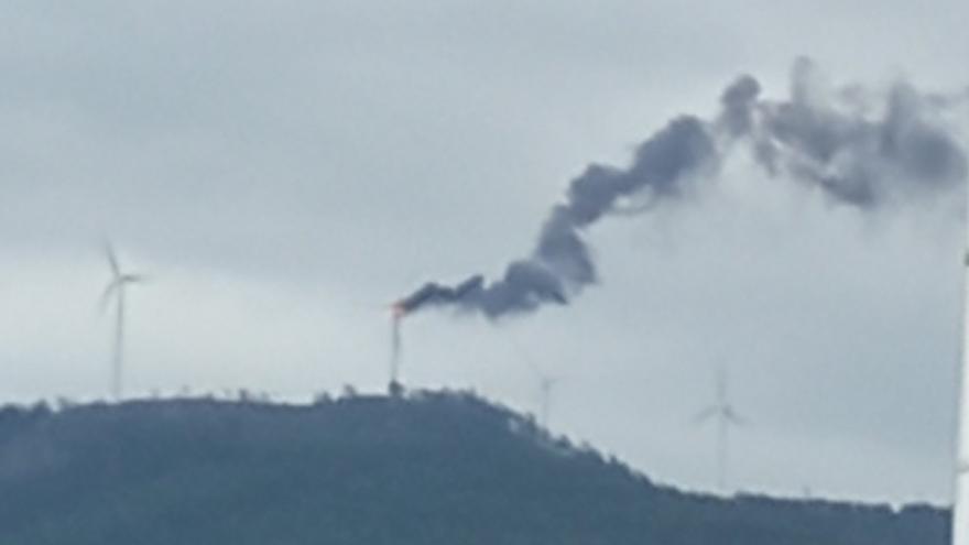 Arde un aerogenerador en Viveiro y el fuego se propaga al monte