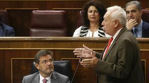 Jordi Xuclà ha criticat els serveis consulars i ha afirmat que molts catalans van votar amb l’Estat a la contra, i el ministre d’Assumptes  Exteriors i de Cooperació, José Manuel García-Margallo, li ha aconsellat que vagi al psiquiatre.