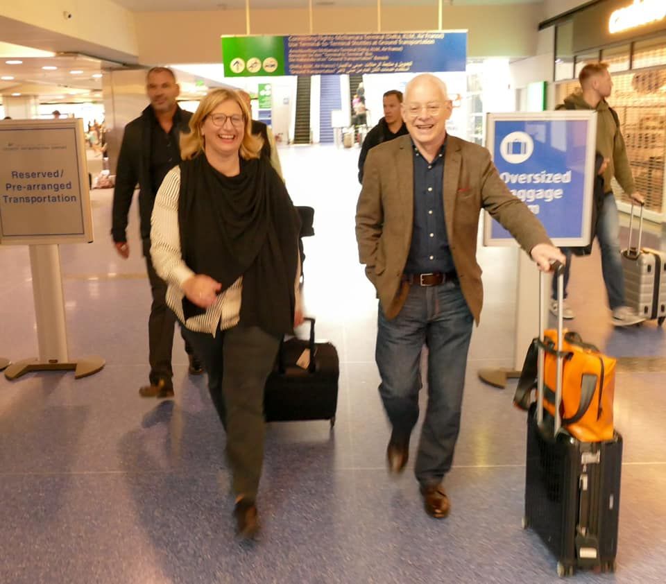 Rehlinger y el ministro de Economía del Sarre, tras aterrizar en el aeropuerto de Detroit.