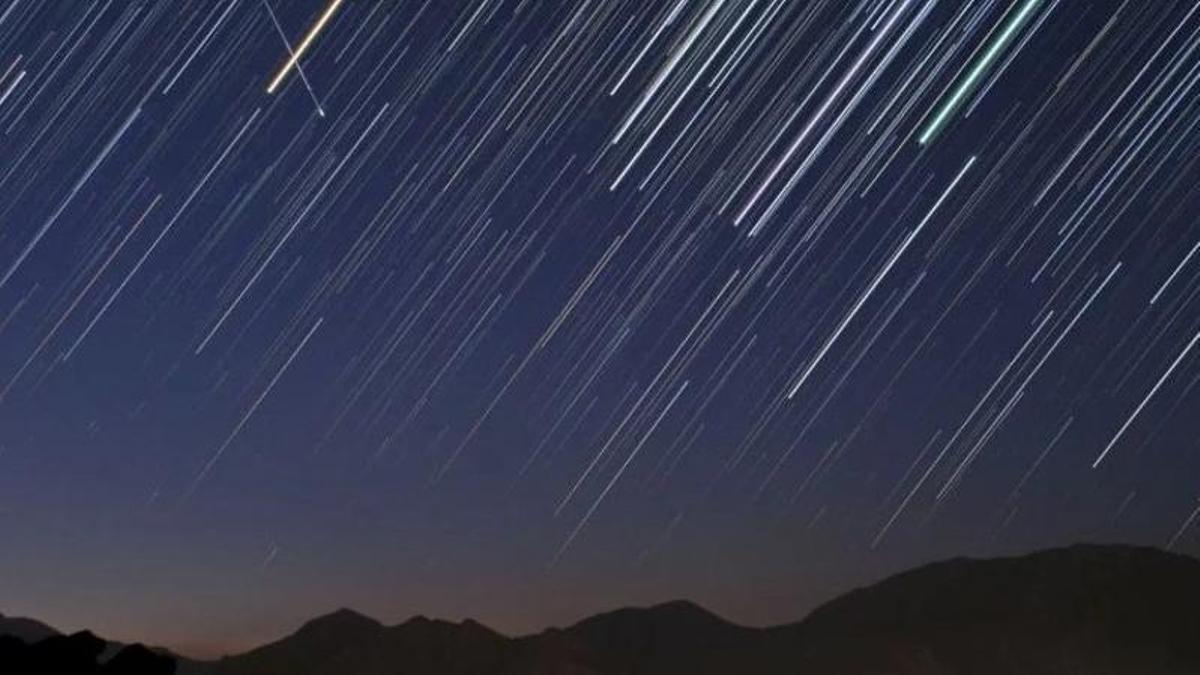 Simulación de la caída de una lluvia de estrellas.