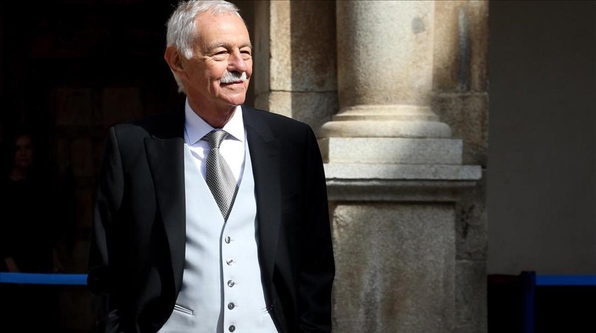 Eduardo Mendoza, en el Paraninfo de la Universidad de Alcalá de Henares, momentos antes de recibir el premio Cervantes de manos del rey Felipe.