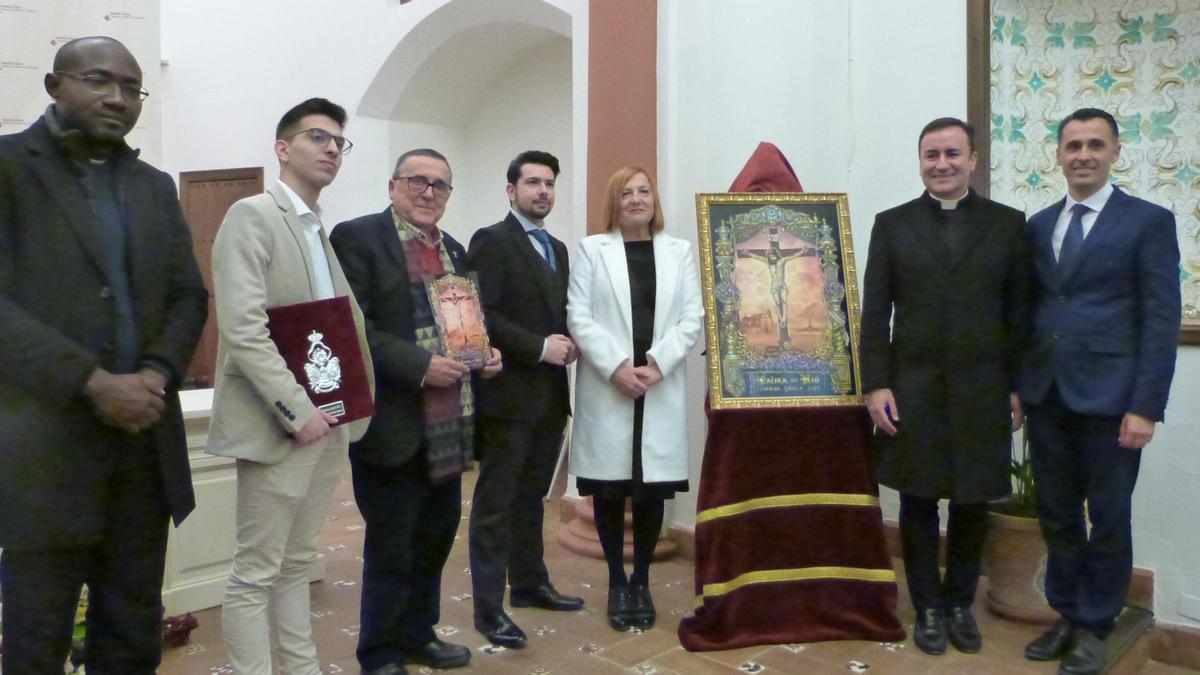 Pregoneros, párrocos, el presidente del Consejo y la alcaldesa, acompañando al autor del cartel.
