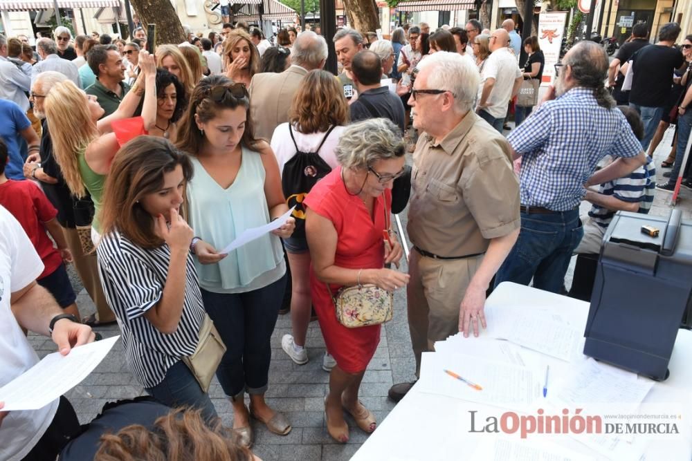 Protesta a las puertas del Ramón Gaya