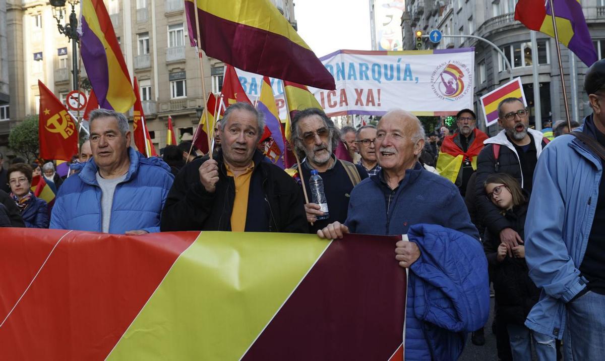 Centenares de personas toman las calles por la República | RICARDO GROBAS