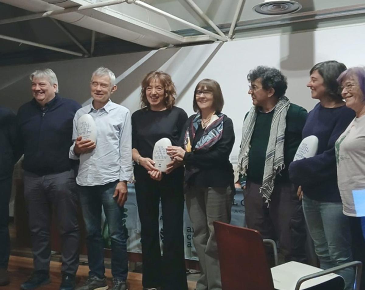 Vecinos de As Conchas, recibiendo un premio por su labor reivindicativa por el medio ambiente. | FDV