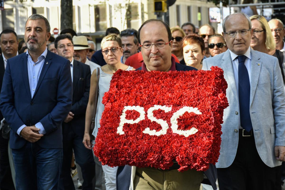 Jaume Collboni, Miquel Iceta y José Montilla encabezan la ofrenda floral del PSC ante el monumento a Rafael Casanova.