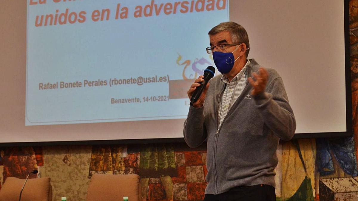 Rafael Bonete, durante su conferencia en la Casa de Cultura La Encomienda de Benavente. | E. P.