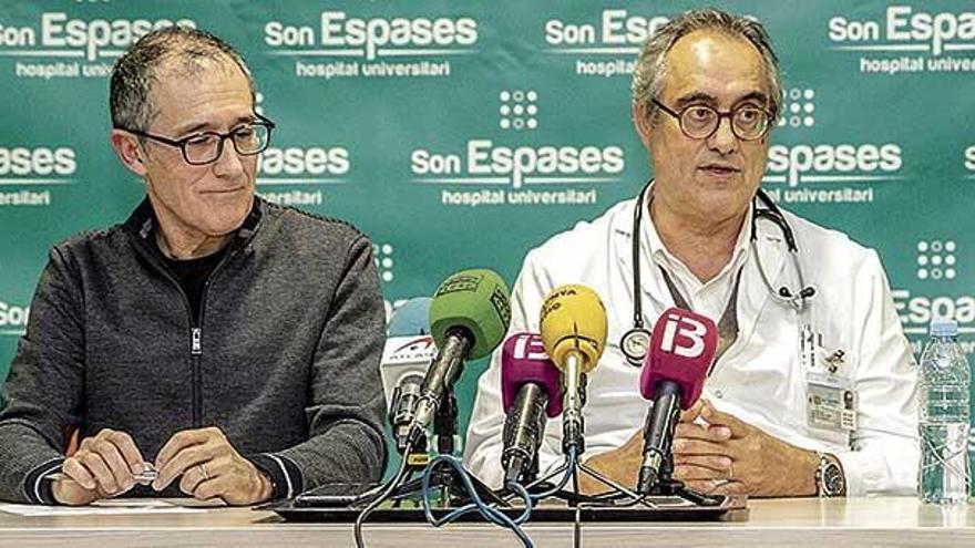 Javier Arranz, portavoz del comité asesor y especialista en enfermedades infecciosas, junto a Sión Riera, jefe de infecciosas de Son Espases, ayer.