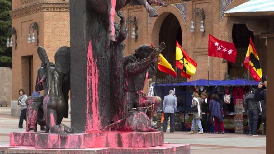Los antitaurinos atacan con pintura rosa los símbolos de la plaza de toros de Las Ventas antes de San Isidro