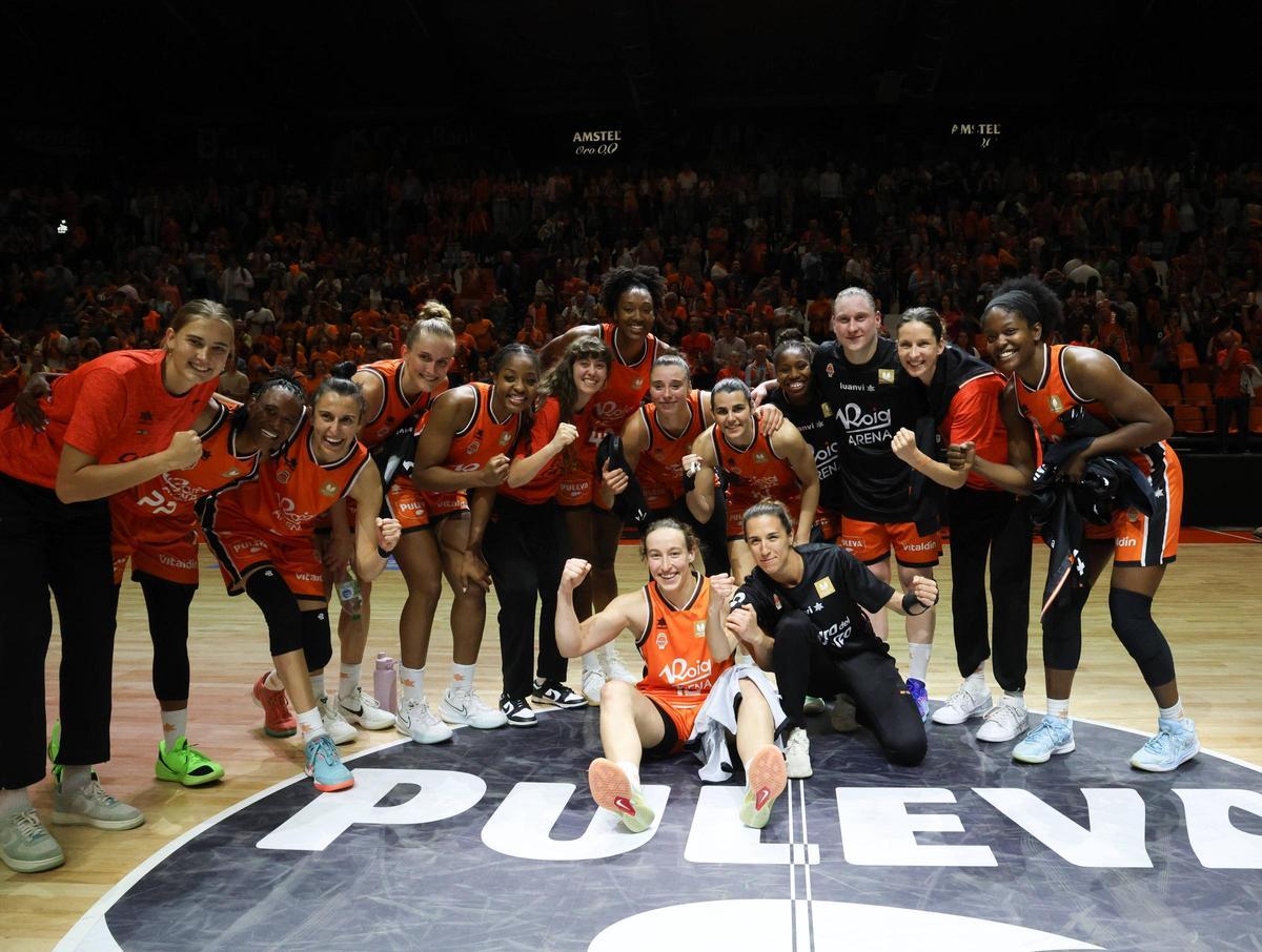 Las jugadoras del Valencia Basket celebran la clasificación para la final