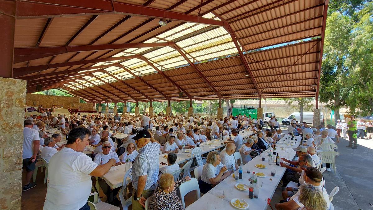 Am Tag meiner Wanderung beherbergt der große Jubiläumspavillon des Klosters Lluc die Pensionisten aus Manacor, die sich hier zu einem Paella-Essen treffen. Am Tag meiner Wanderung beherbergt der große Jubiläumspavillon des Klosters Lluc die Pensionisten aus Manacor, die sich hier zu einem Paella-Essen treffen.