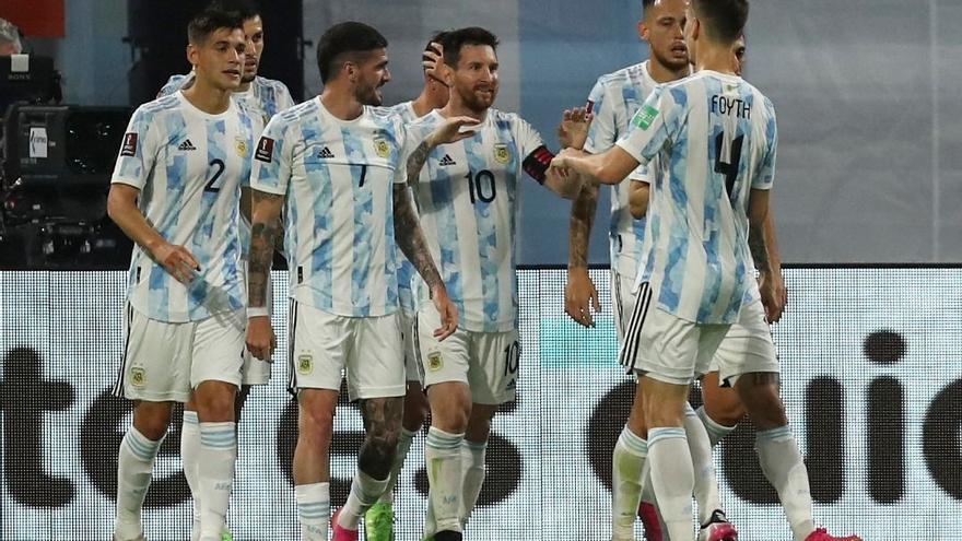 Leo Messi saluda a Juan Foyth, de espaldas, tras anotar en el partido de anoche de Argentina ante Chile.