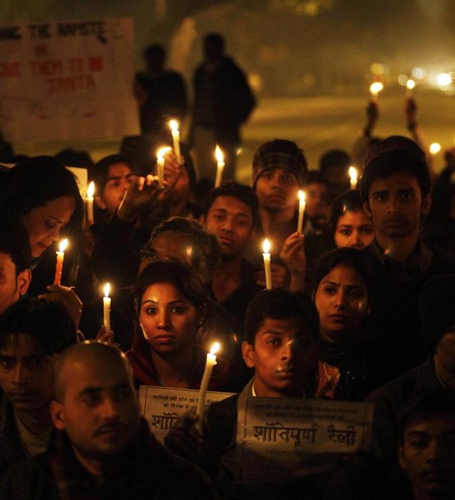 Protestas en India por la violación en masa y el asesinato de una estudiante en un autobús de Nueva Delhi en diciembre del 2012.  