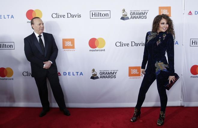 Tommy Mottola y Thalia en la fiesta pre Grammy