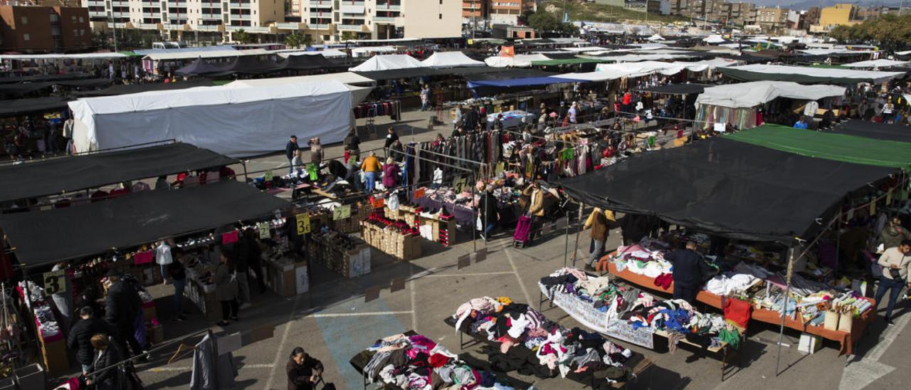 Mercadillo de la calle Teulada en Alicante, que se instala los jueves y los sábados / FOTO RAFA ARJONES