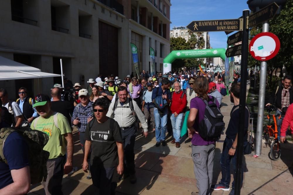 La primera de las once etapas de la ruta senderista organizada con motivo del 80 aniversario de la masacre de la carretera de Almería parte de Málaga con destino a Rincón de la Victoria