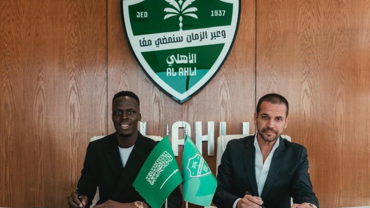 Édouard Mendy, firmando su renovación con en Al Ahly