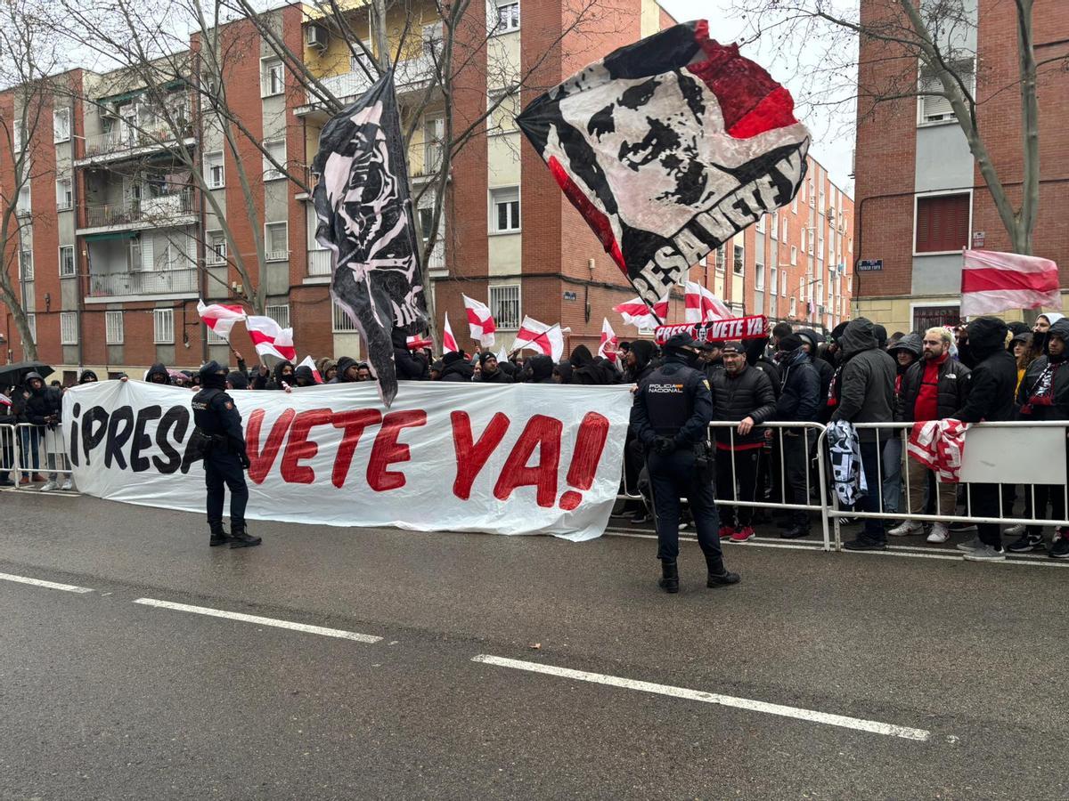 FOTOS: Indignación entre los aficionados azules por la suspensión del partido del Rayo Vallecano y el Real Oviedo FOTOS: Indignación entre los aficionados azules por la suspensión del partido del Rayo Vallecano y el Real Oviedo