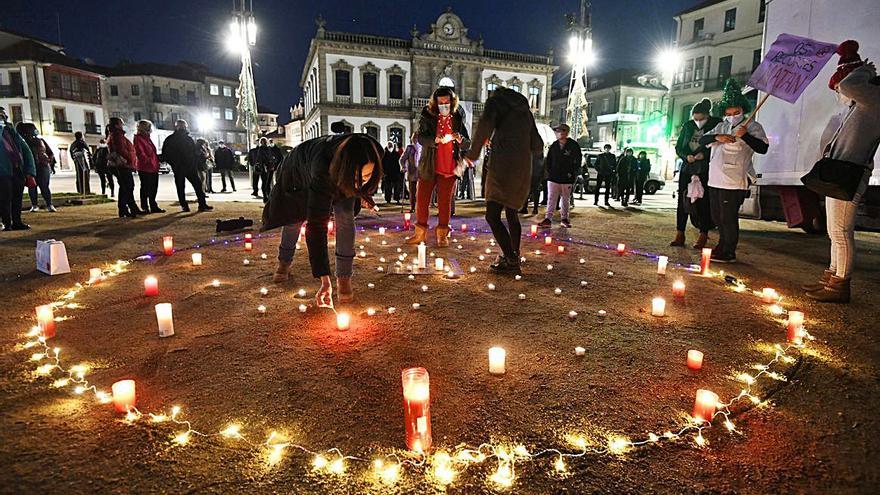 Algunos de los asistentes a la concentración de ayer en la Plaza de España. |   // G. SANTOS