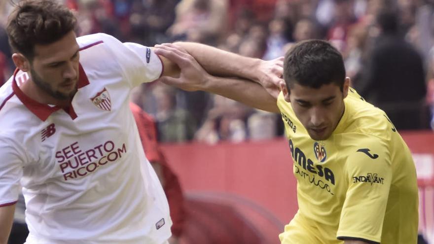 Franco Vázquez y José Ángel pugnan por controlar el balón.