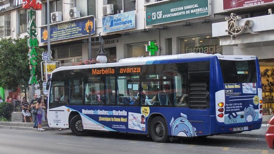 Un autobús urbano, en una parada del centro de Marbella.