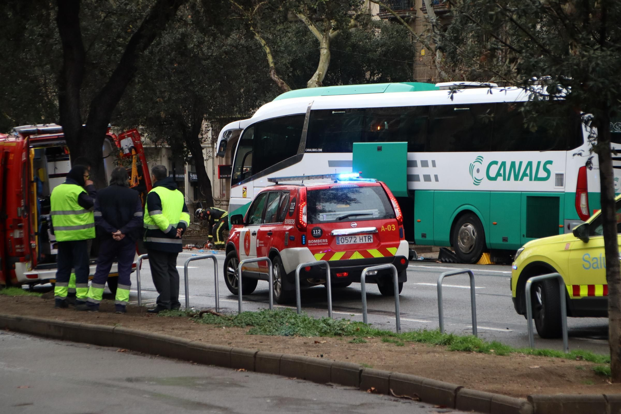 Les fotos del xoc entre dos autocars a Barcelona