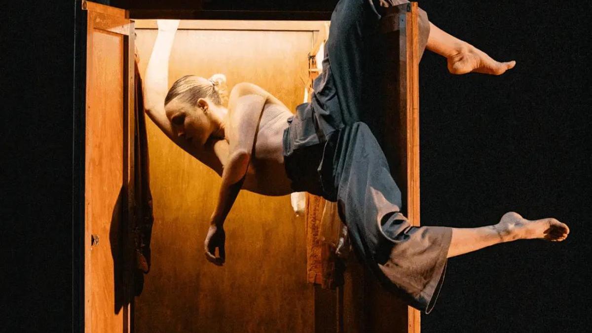 'Play Dead', de People Watching.