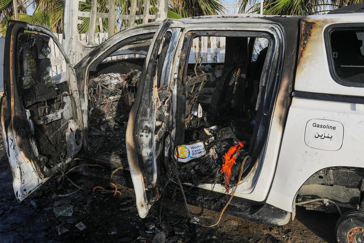 Uno de los vehículos de la ONG de José ANdrés alcanzada por un bombardeo de Israel.