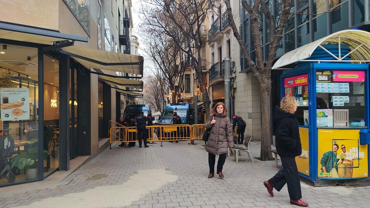 Els agents han usat tanques de carrer per assegurar el tancament del carrer