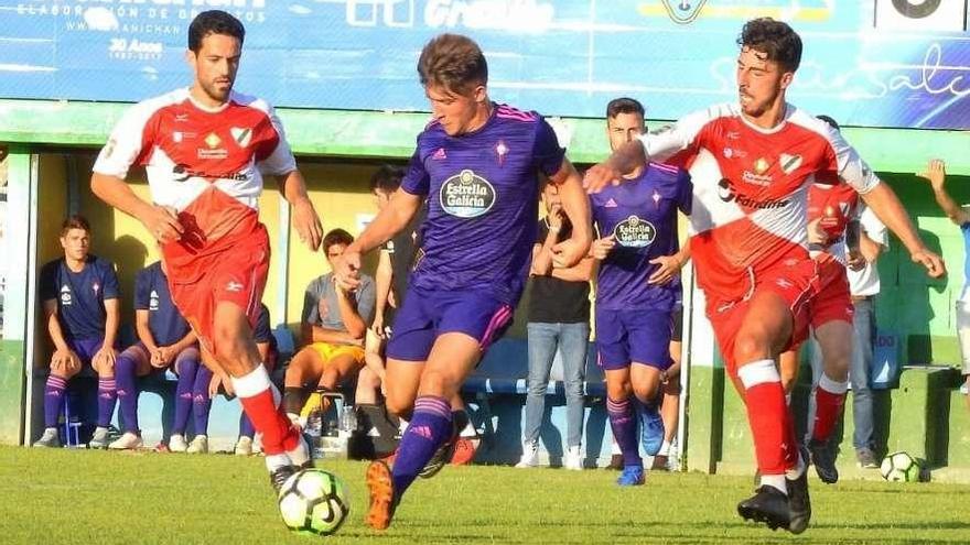 Un momento del partido que ayer disputaron en Salceda el Coruxo y el Celta B. // José A. Díaz