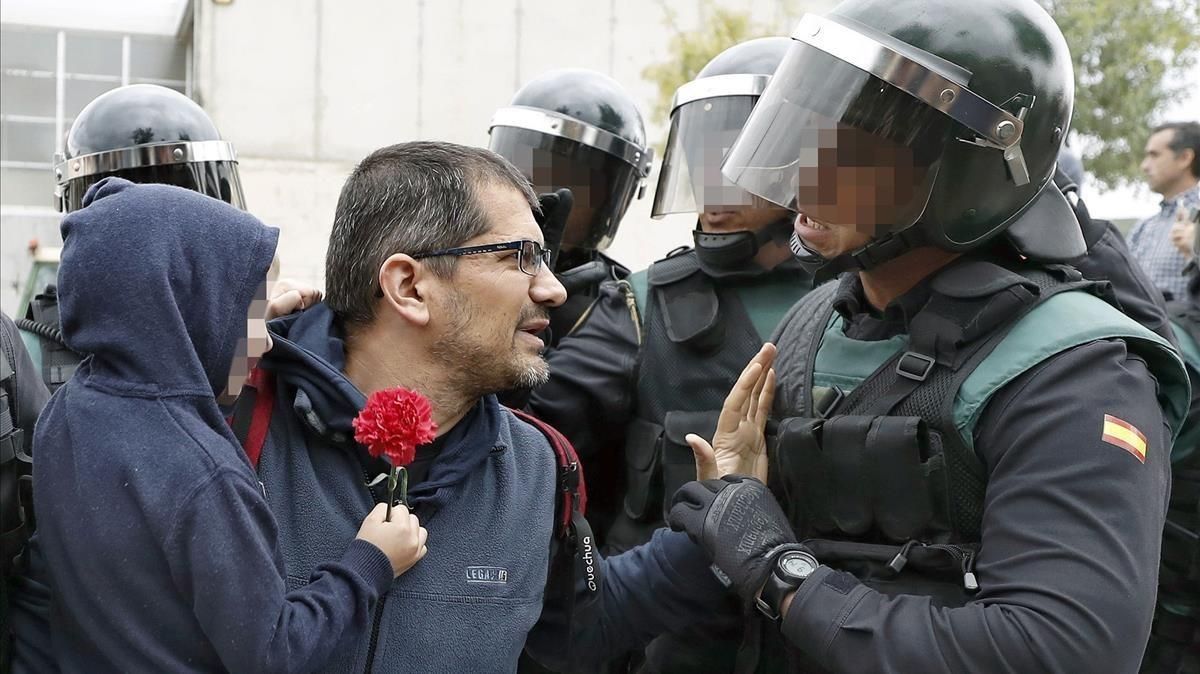 Enfrentamientos entre votantes y agentes en Sant Julià de Ramis.